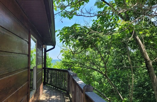 Wears Valley Cabin | 5 Minutes to National Park - Stunning Mountain Views in Wears Valley - Hot Tub