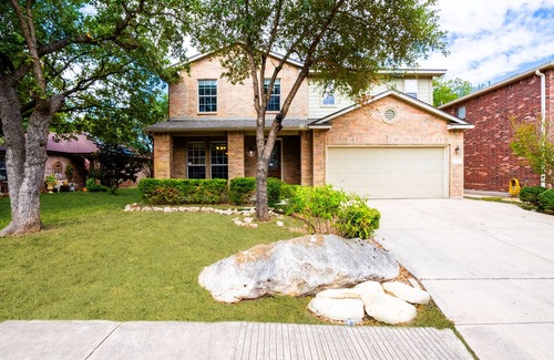 Far North Central House | 5 minutes to SixFlags and UTSA! 3BR