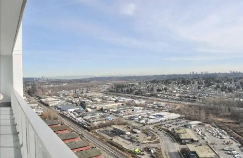 Coquitlam Condo | 5 minutes to Skytrain Downtown - Cozy Bedroom