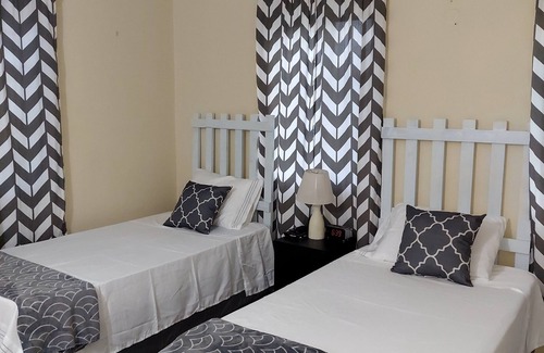 Mango Walk Apartment | 5 minutes to the beach! Cozy 2 Bedroom & Bathroom with balcony & scenic views