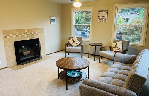 East Lake Hills House | 5 minutes to Vasa Park! Family-sized townhome with free parking