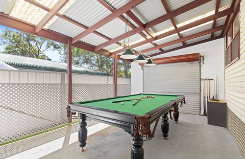 Summerland Point House | 5 minutes walk to the water! Family house with pool table, outdoor patio and BBQ