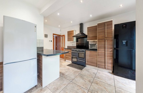 Oakleigh House | 5 Minutes walk from Barnet Underground , Lovely 5 bedroom House with Office !