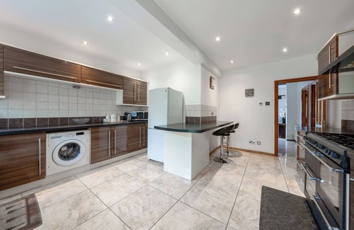 Oakleigh House | 5 Minutes walk from Barnet Underground , Lovely 5 bedroom House with Office !
