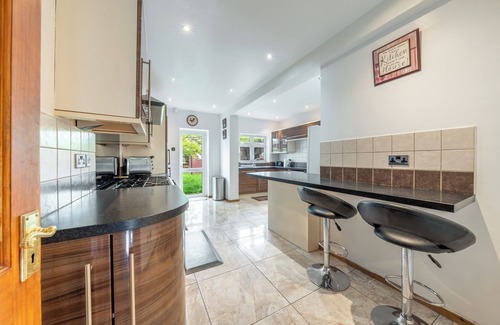 Oakleigh House | 5 Minutes walk from Barnet Underground , Lovely 5 bedroom House with Office !