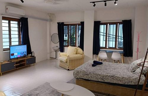 Larut Apartment | 5-Person 1950s Shophouse: Vintage Charm & Smart TVs