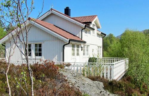 Ulstein Municipality House | 5 person holiday home in GURSKØY