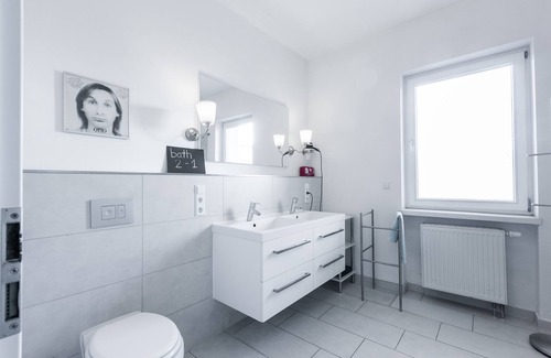 Tempelhof Apartment | 5 rooms, giant living room, Park Tempelhofer Feld, 3 minutes to underground/S-Bahn, up to 14 people