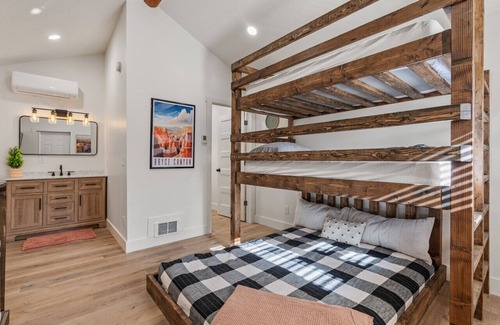 St. Charles Cabin | #5 Red Rock cabin, Newly Remodeled! AC! New Beds! Sleeps 4