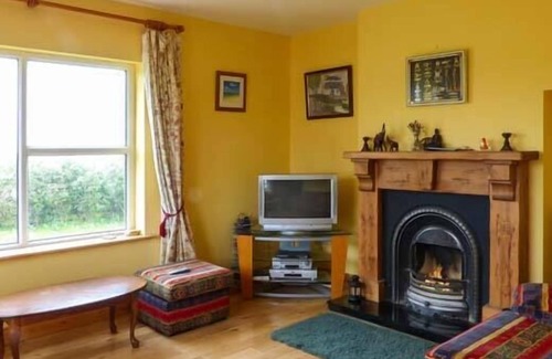 Cross Cottage | 5 RINEVILLA VIEW, pet friendly, with open fire in Cross, County Clare