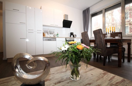 Tempelhof Apartment | 5 rooms, up to 11 persons, luxuriously furnished, "Iris5"