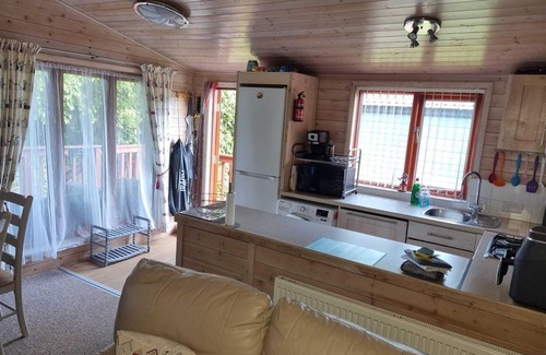New Forest District Cabin | 5* Shorefield Park - Fantastic 3 Bed Lodge (Sleeps 6) - Private WIFI