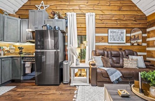 Townsend Cabin | 5% Snr/Mltry Dscnt, Kids Loft, Theater, HotTub, XBox, King Bed