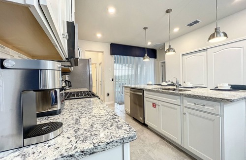 Loughman House | 5⭐ Solterra Villa with Lake View 20% Off Nightly Rent for remaining 2025 dates