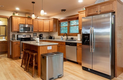 Rambling Ridge Cabin | 5 STAR accessible cabin, family friendly, pet friendly, long views, NEW hot tub