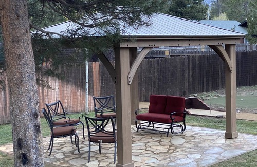Tahoe Paradise House | 5 Star Comfort & Fun for everyone, 15 min to ski & lake. H.Tub, P.Tbl, LG yard