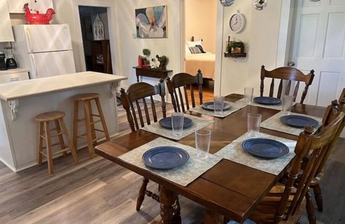 Monroe House | 5 Star Cottage Sleeps 6 2br 2ba Family & Pet friendly by ULM. 1acre near bayou.