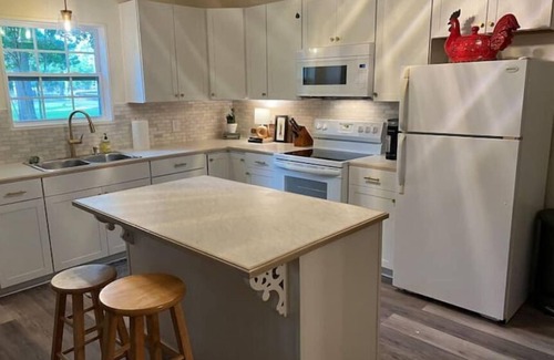 Monroe House | 5 Star Cottage Sleeps 6 2br 2ba Family & Pet friendly by ULM. 1acre near bayou.