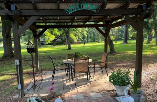 Monroe House | 5 Star Cottage Sleeps 6 2br 2ba Family & Pet friendly by ULM. 1acre near bayou.