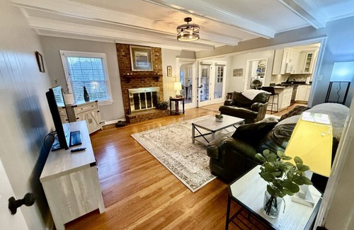 Green Valley House | 5 star family friendly retreat! Fenced backyard, pet friendly escape for guests.