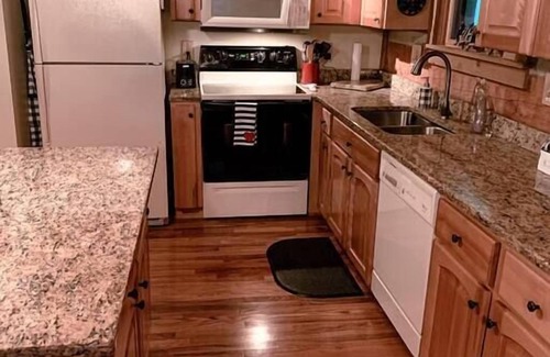 Seven Devils House | 5 Star High Country Hideaway Cabin hot tub Pet Friendly Pond Sleeps 8 Pond View