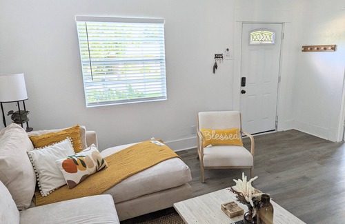 Durant House | 5 Star Historic Home - 2BR/3rd Loft - 3mi to Casino