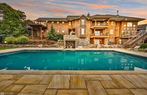Brockton House | *5 Star LUX Retreat Sleeps 25+ Pool Theater Arcade