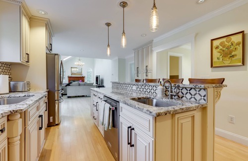 Waterford House | 5-star Luxurious 4 Bedroom Home by the Beach and Minutes from Mystic