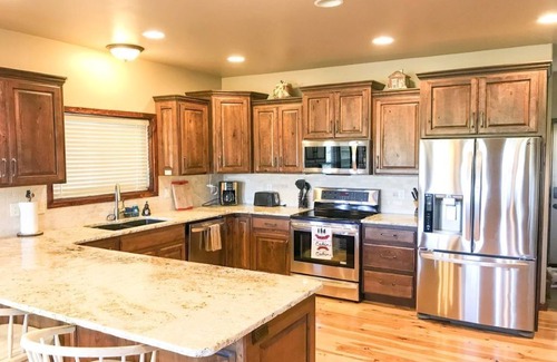 Long Valley Junction House | 5 STAR Luxury Cabin 3bd/3ba, Perfect base camp to N. Parks!