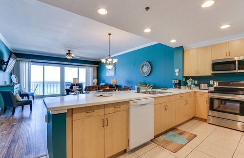 Thomas Drive Condo | 5 Star Luxury Condo on Beach with 2 Beach Chairs
