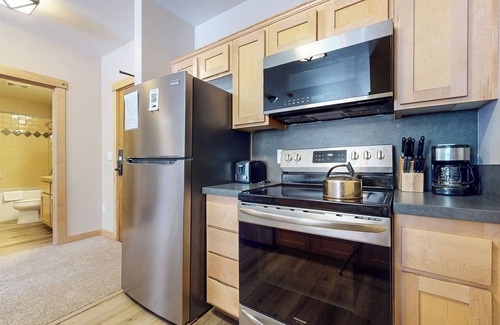 Mammoth Lakes Condo | 5-Star Mtn Modern Unit, Balcony, Near Walking & Biking Trails. Pool On-site