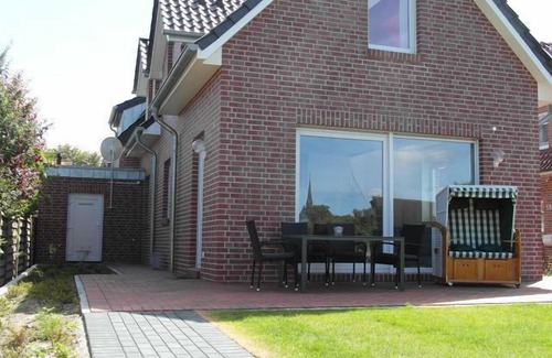 Borkum Apartment | 5 Star New 2014 with garden for up to 5 people, very individual