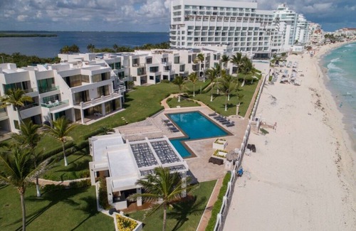 Zona Hotelera Villa | 5 Star Private Beach front Beautiful Villa only steps from the Ocean