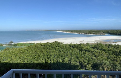 Bonita Springs Condo | 5-star remodeled condo, 6th floor, ocean view from all sides, steps to the beach