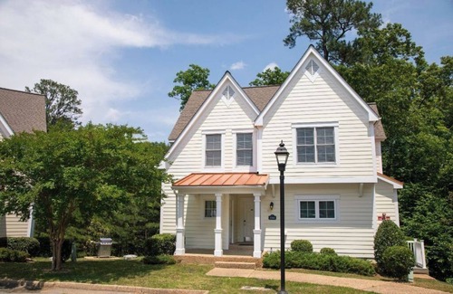 Lackey Cottage | 5 Star Resort in Historic Williamsburg VA, with couples & family activities.