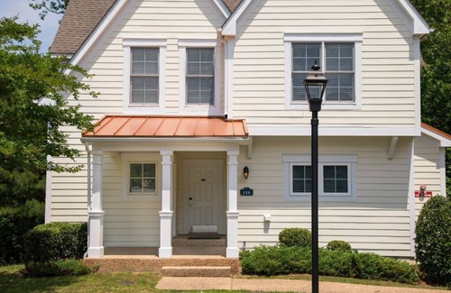 Lackey Cottage | 5 Star Resort in Historic Williamsburg VA, with couples & family activities.