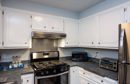 Fairmont House | 5-Star Townhouse! Steps to Hendricks Park and UO! Early Check-In/Late Check-out!