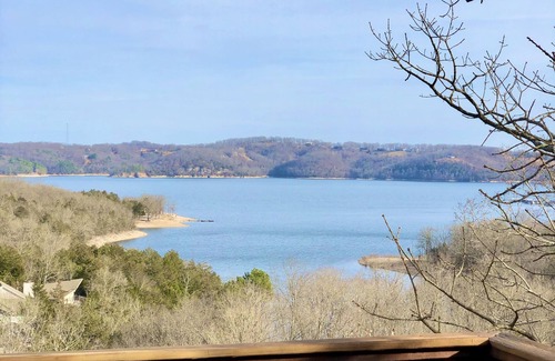 Lost Bridge Village House | 5 Star Views of Beaver Lake! Newly remodeled 4 Bdr, 2 master en-suite Huge Deck