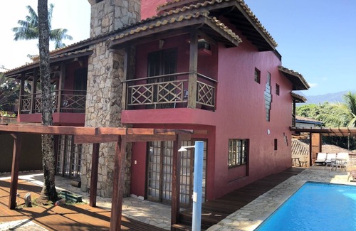 Maresias House | 5 suites near the beach, swimming pool, grass beach tennis court, billiards and wi-fi