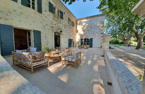 Mouries House | 5 to 11BR/10BA House w Pool, AC, 30 acres, St Rémy area - fully serviced option