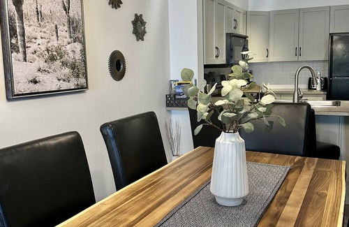 South Pandosy Condo | 5 ⭐️ Unit 437 - Sol Terra Stays - Bright 2 bdrm with Pool & Courtyard Views