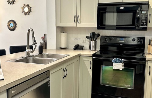 South Pandosy Condo | 5 ⭐️ Unit 437 - Sol Terra Stays - Bright 2 bdrm with Pool & Courtyard Views