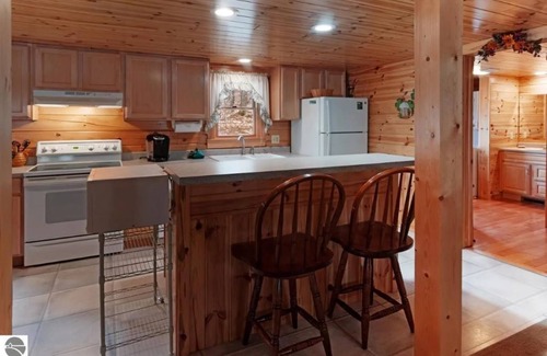 Bellaire Cabin | 5 world class golf courses Nice Cozy Cabin. Min from Schuss Mountain.