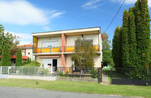 Balatonszarszo House | 50 m² House ∙ 2 bedrooms ∙ 5 guests