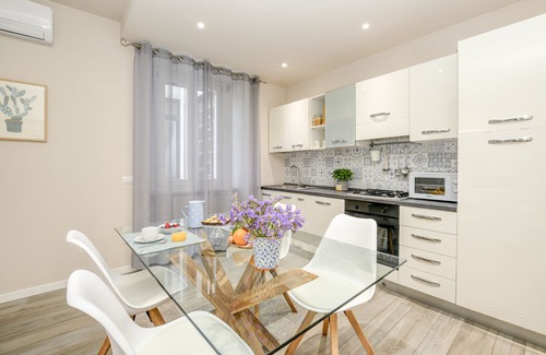 Desenzano del Garda City Centre Apartment | 50 meters from the lake, in the historic center with a terrace. Stella House