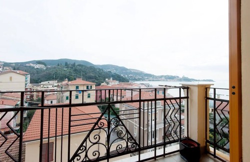 San Terenzo House | 50 mt from the beach, connected with the 5 Terre sea view