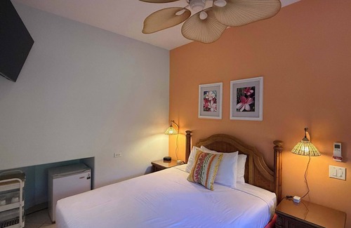 Kahana Bed & Breakfast | 50% Off! Bed & Breakfast Steps from the Beach with AC