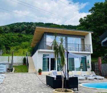 Calimanesti Bed & Breakfast | 500 m² Bed and breakfast ∙ 11 bedrooms ∙ 26 guests