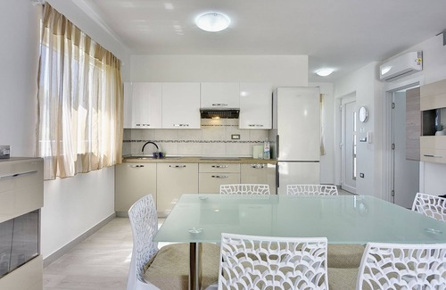 Liznjan House | 500 metres to the beach with private pool, sea view, wifi