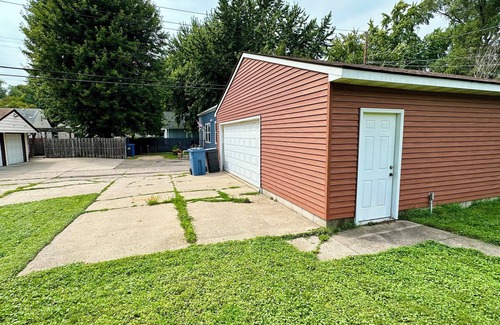 Morris Park House | 500mbWifi + MOA + Airport + Parking + Sit/Stand Workspace + Yard